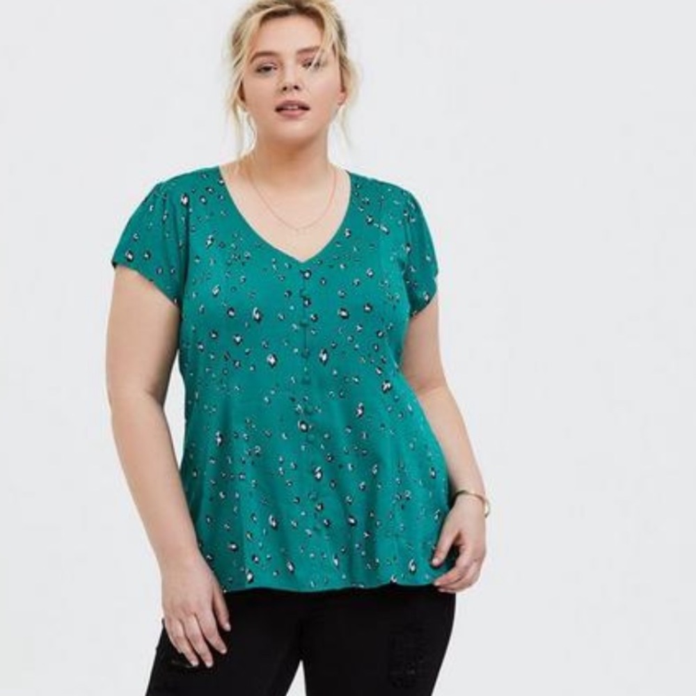 TORRID✨Lace Up Back Challis Tee